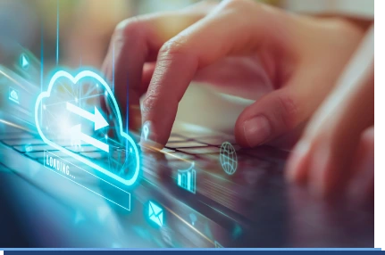 Eine Person tippt auf der Computer Tastatur. Darüber ist ein Hologramm zu sehen, dass gerade Daten mit der Cloud ausgetauscht werden.