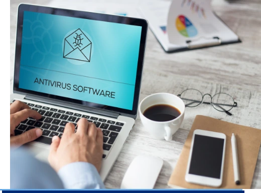 Ein Mann sitzt an seinem Schreibtisch und bedient das neue Antivirus Programm auf seinem Laptop.